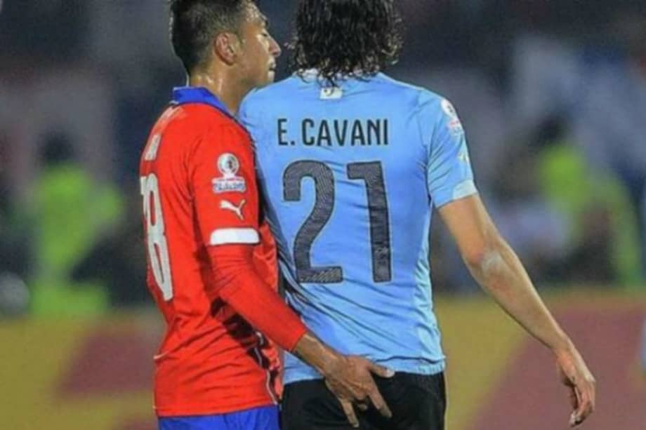 Gonzalo Jara en la polémica acción con el uruguayo Cavani / AFP