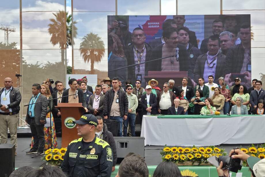 Iván Cepeda en el evento de adhesión del Partido Alianza Verde a su campaña.