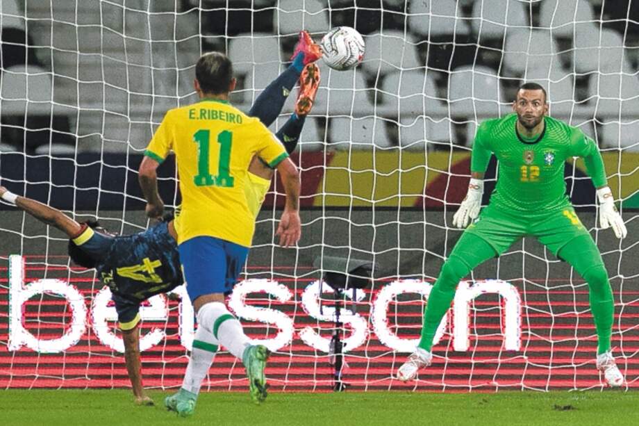 Luis Díaz y la chalaca con la que Colombia soñó con la victoria hasta el minuto 78 de juego ayer en Río de Janeiro. / AP
