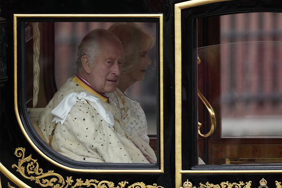 El rey Carlos III y Camila, reina consorte, viajando en un carruaje real.