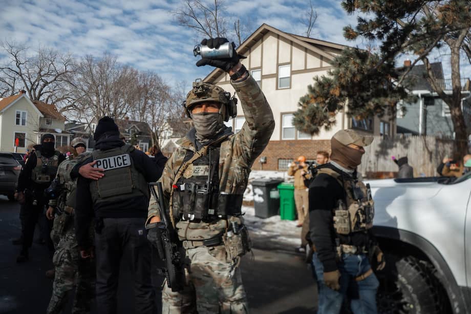 Imagen de referencia de un agente de la Patrulla Fronteriza de Estados Unidos que apunta con un gas lacrimógeno a manifestantes durante una protesta en Minneapolis.