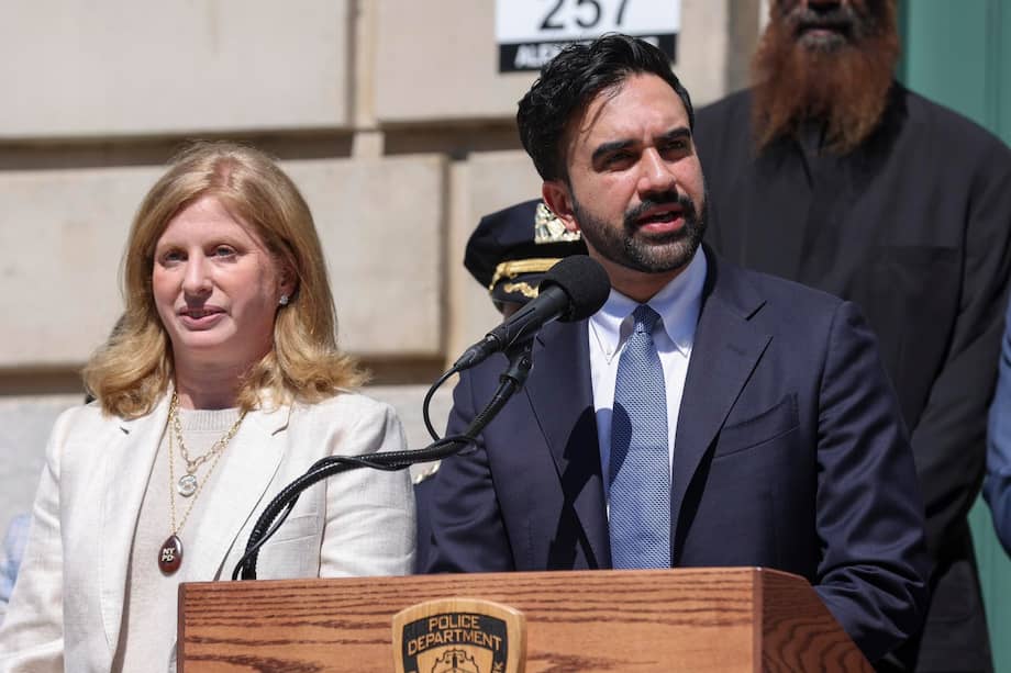 El alcalde de Nueva York, Zohran Mamdani (derecha), habla mientras la comisionada de policía de Nueva York, Jessica Tisch (izquierda), también habla.