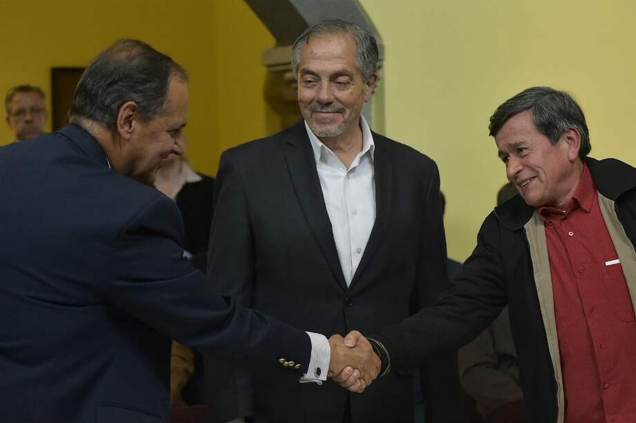 El jefe de la delegación del ELN, Pablo Beltrán, en compañía de Juan Camilo Restrepo. /AFP