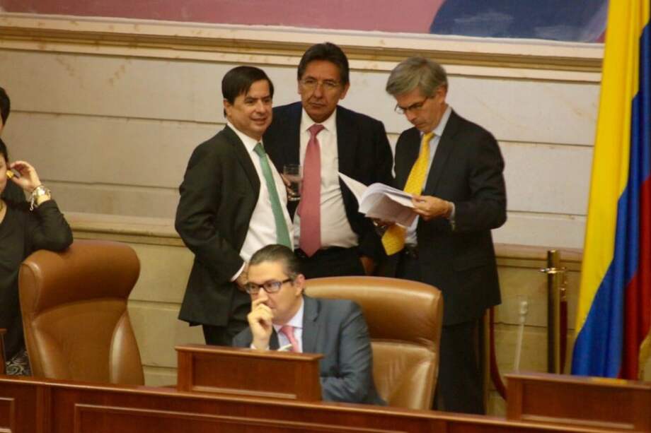 Los ministros Juan F. Cristo (Interior), Néstor Humberto Martínez (de la Presidencia) y Yesid Reyes (Justicia), ayer en la Cámara. / Mininterior