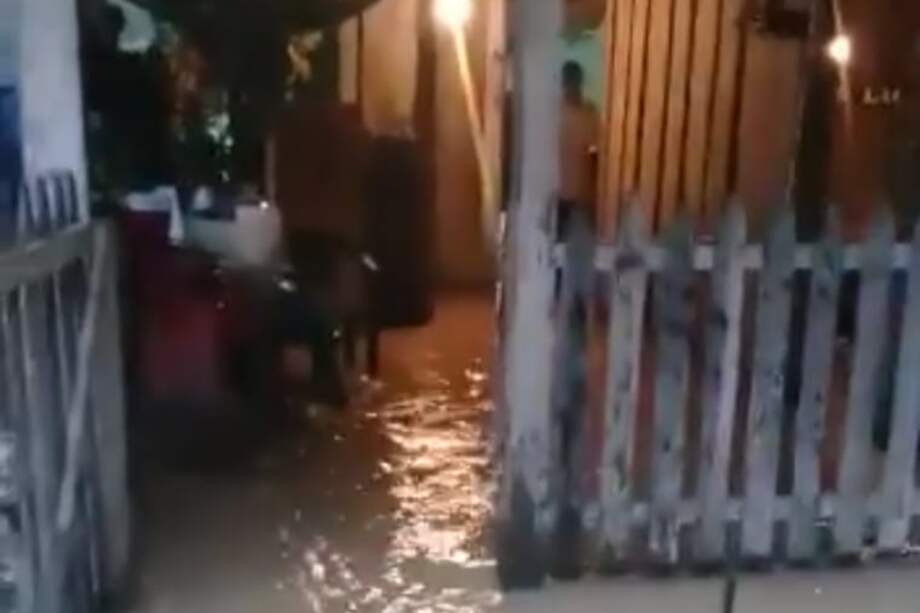 El agua se metió en el interior de las viviendas.