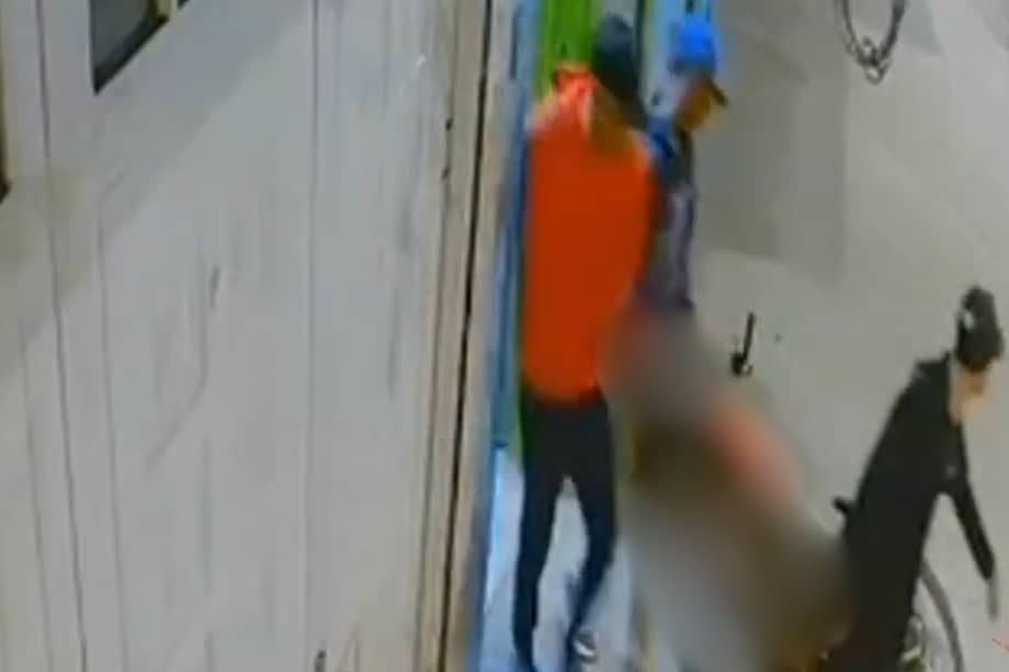 Los hombres sacaron su cuerpo y lo subieron en un taxi.