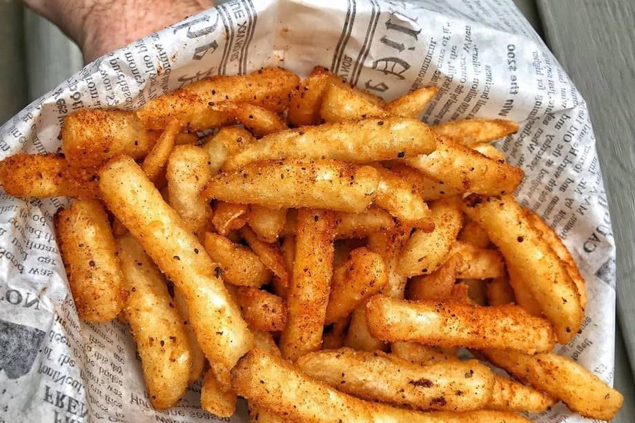 Este proceso produce una reacción química que hace que el exterior de la papa se descomponga más rápidamente. Esto resulta en un exterior supercrujiente cuando se cocinan en la freidora de aire.