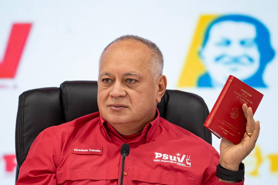 Fotografía del 24 de noviembre de 2025 del ministro del Interior y Justicia de Venezuela, Diosdado Cabello, hablando durante una rueda de prensa en Caracas (Venezuela). EFE/ Ronald Peña R