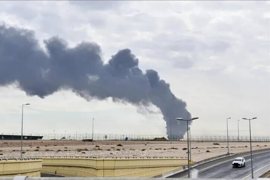 Imagen difundida por la agencia iraní Tasnim, que asegura mostrar el ataque contra un centro de datos de Amazon en Baréin. Irán afirmó haber destruido la instalación y atacado objetivos militares estadounidenses en Jordania.