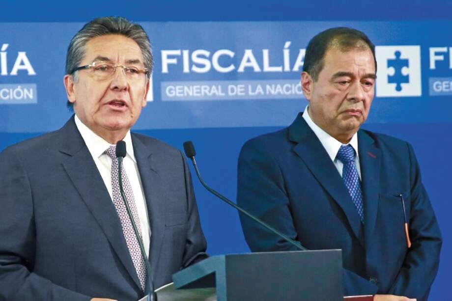 Néstor Humberto Martínez renunció y le pasó la batuta al ahora fiscal encargado Fabio Espitia (der.). / Cortesía Fiscalía