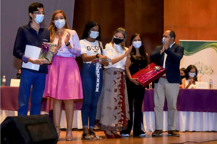 Durante la inauguración del festival se realizó la premiación de la edición 16 del Concurso Inédito de Poesía, en el que participaron más de 800 personas.