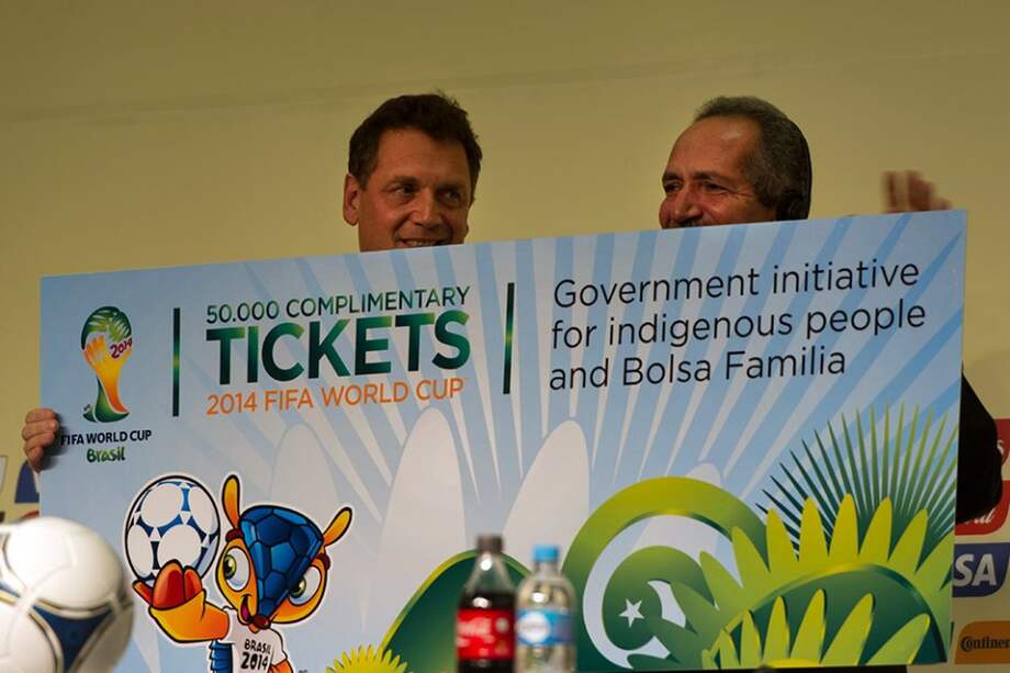 El Secretario General de la FIFA Jerome Valcke sostiene una junta con el ministro de deportes de Brasil Aldo Rebelo, con la que anuncian 50 mil entradas gratis para personas de bajos recursos. / AFP