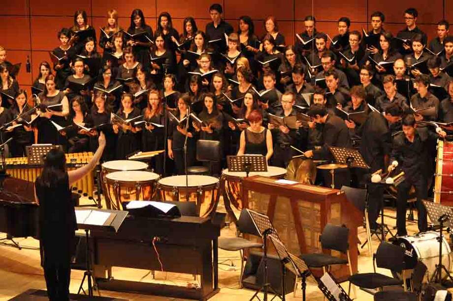 La dirección estuvo a cargo de Carolina Gamboa, directora del coro de los Andes. El de la Javeriana lo dirige regularmente el maestro Alejandro Zuleta. / Cortesía