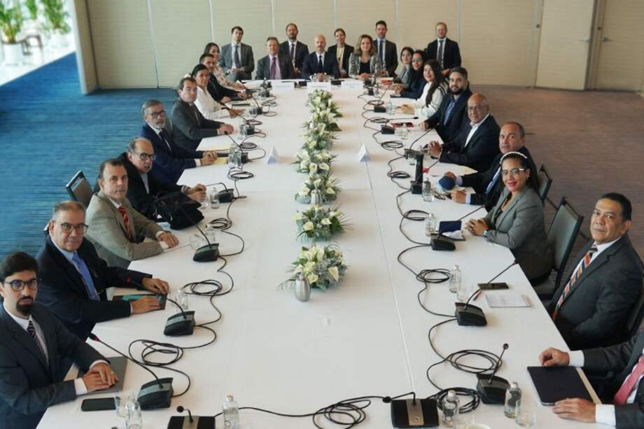 Las delegaciones de Nicolás Maduro (der.) y de la oposición (izq.) en los actuales diálogos en México.