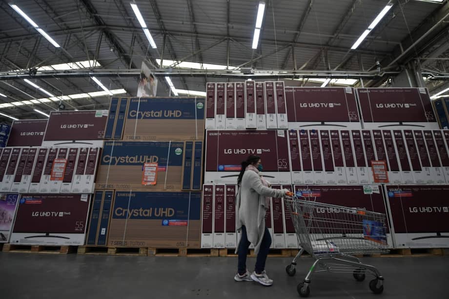 Imagen de un almacén en Bogotá durante la primera jornada de día sin IVA de 2021.