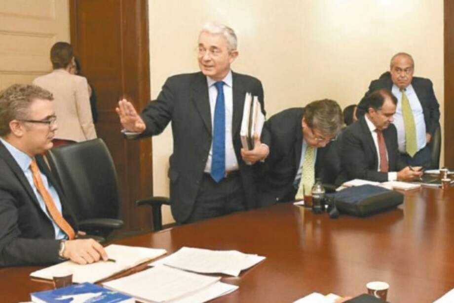 El expresidente Uribe y algunos de los voceros del No, en la reunión esta semana en el Ministerio del Interior. / Mininterior