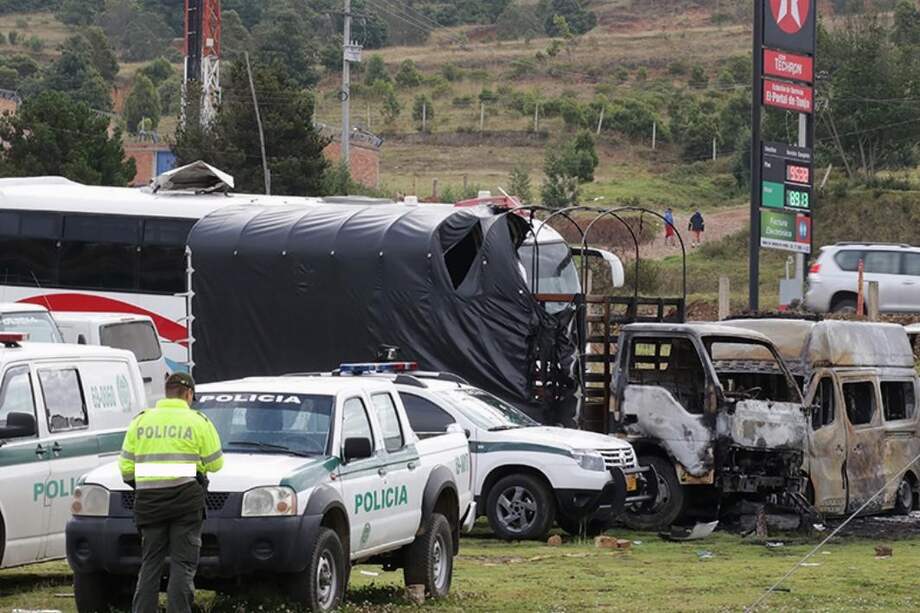 En el ataque con explosivos murió un uniformado de la Policía y cinco vehículos fueron incinerados.