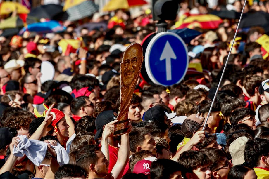 Cientos de aficionados españoles abarrotan la plaza de Cibeles mientras aguardan la llegada de la selección española tras proclamarse ayer campeones del mundo al derrotar en la final a Argentina.