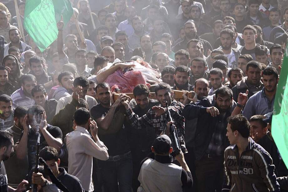 Miembros de Hamás cargan el cadáver de Ahmed Yabari, comandante del brazo armado de Hamás en Gaza, durante su funeral/ EFE