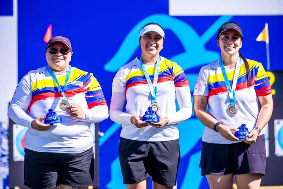 Alejandra Usquiano, Mariana Rodríguez y Sara López, del equipo colombiano de tiro con arco compuesto.