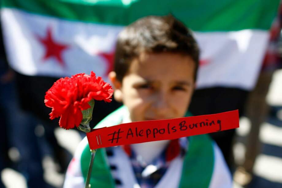 Manifestantes sirios protestaron en Estambul (Turquía) contra el presidente Bashar Al Assad. / EFE