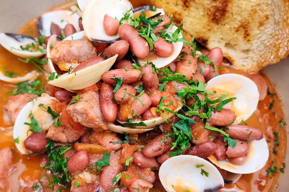 Frijolitos con almejas al estilo de Casa Hortensia