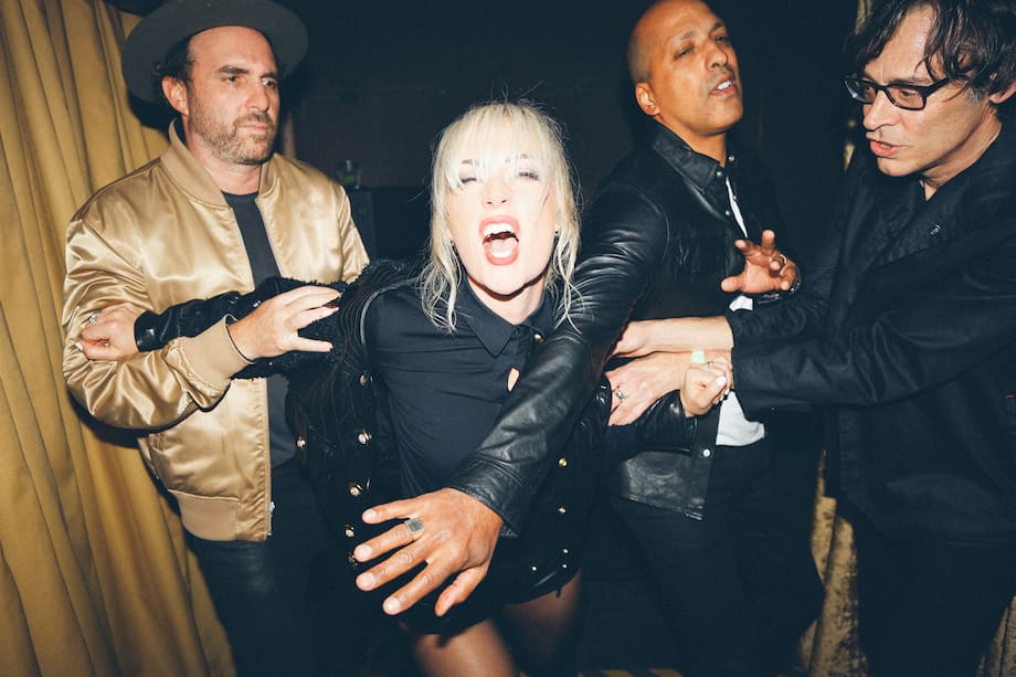 Antes de liderar el indie rock con Metric, Emily Haines creció entre la poesía de su padre, Paul Haines, y la influencia de leyendas como Velvet Underground.