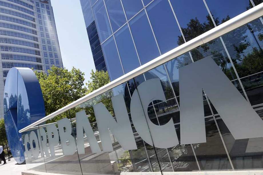 Vista de una sucursal del banco Corpbanca en Santiago (Chile). El Itaú Unibanco, mayor banco privado de Brasil, anunció hoy la fusión de su subsidiaria en Chile con el chileno CorpBanca, en una operación que también le permitirá acceso a mercados en Colombia, Perú y América Central. /EFE