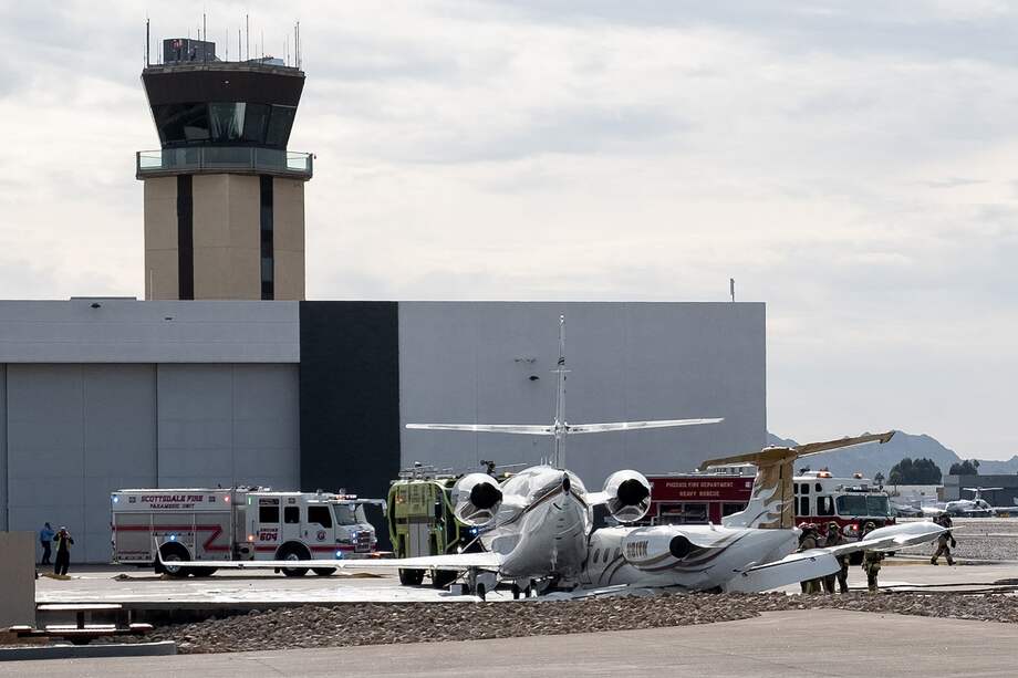 Esta imagen cortesía de @donniefitz2 vía Instagram muestra al equipo de rescate pesado del Departamento de Bomberos de Phoenix trabajando cerca de un Learjet 35A que se salió de la pista después de aterrizar y chocar contra un jet comercial Gulfstream 200 en la pista del Aeropuerto Municipal de Scottsdale en Arizona el 10 de febrero de 2025.