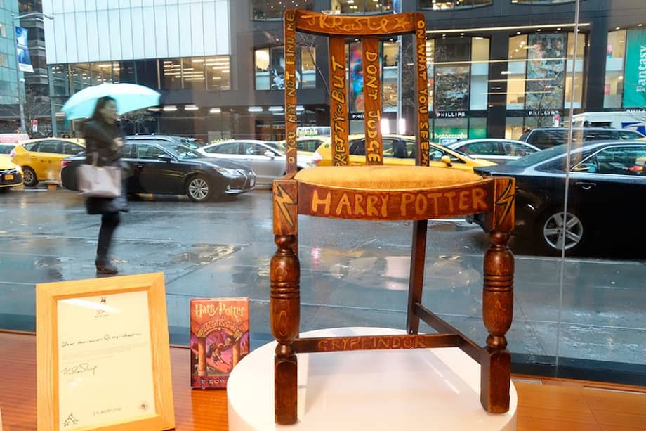Tiene la frase "Escribí Harry Potter sentada en esta silla". / AFP