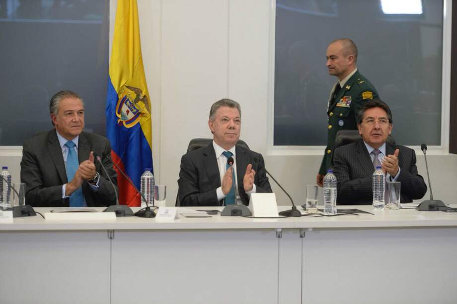 El vicepresidente general (r) Óscar Naranjo (izq.), el presidente Juan Manuel Santos (centro) y el fiscal Néstor Humberto Martínez (der.). / Presidencia