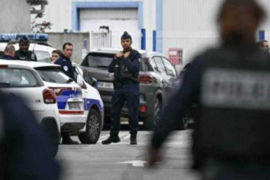 Agentes de la policía francesa se encuentran cerca de la escuela secundaria Notre-Dame de Toutes-Aides, donde un estudiante mató a otro estudiante e hirió a otros tres en un ataque con cuchillo, en Nantes, oeste de Francia.