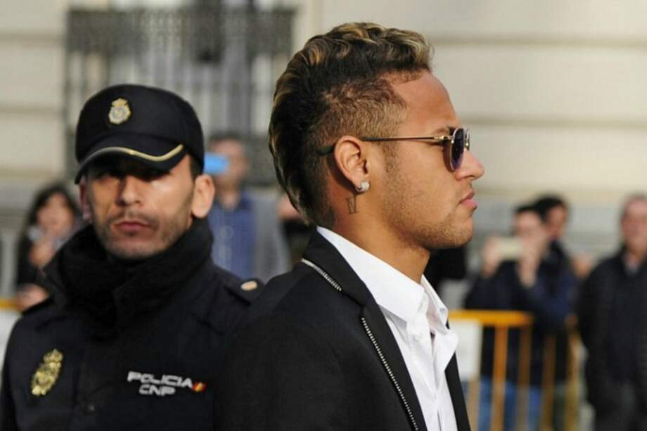 Neymar, a la salida de los juzgados en febrero de 2016. / AFP