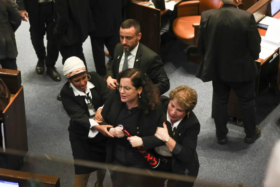 La diputada Naama Lazimi es invitada a abandonar la sala por los ujieres del Parlamento durante un debate sobre el proyecto de ley para la creación de una comisión estatal de investigación sobre los sucesos del 7 de octubre en el Parlamento.