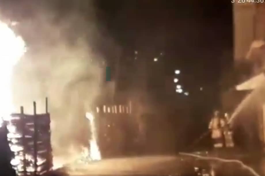 La emergencia fue atendida por 15 unidades del cuerpo de Bomberos de Cali.