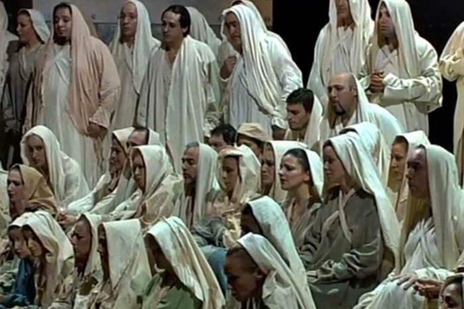 Imagen de una de las cientos de representaciones de la ópera Nabucco, de Verdi, en el acto tres, llamado El coro de los esclavos. / Cortesía