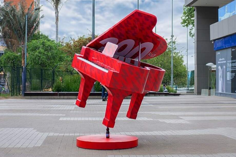 Un piano de 390 kg, el mismo peso que levantó el medallista Jeison López en su último campeonato mundial.