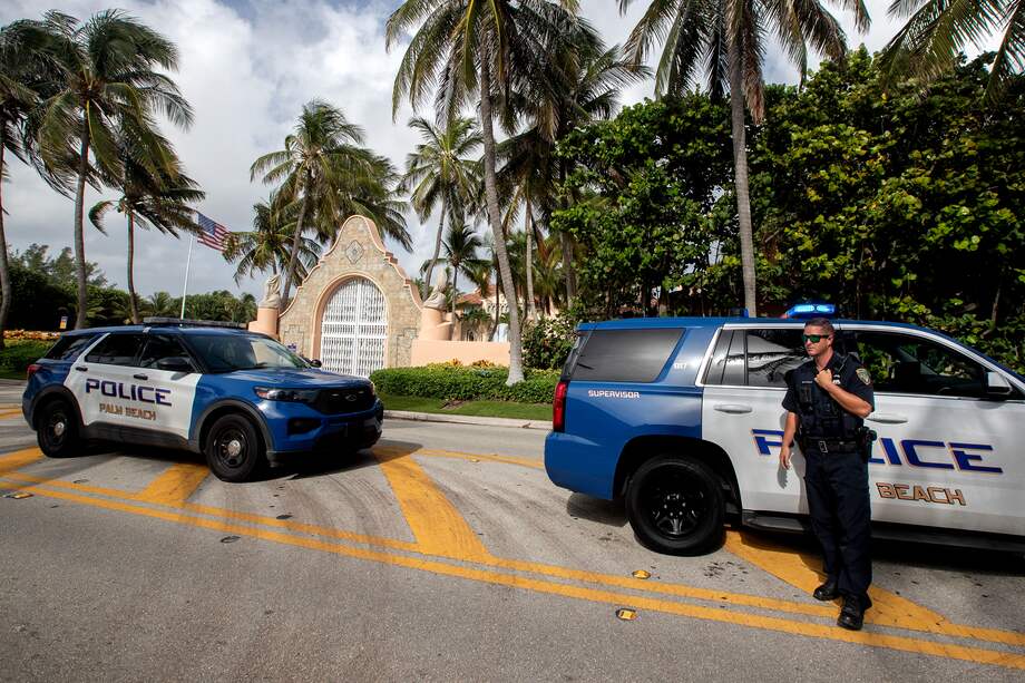 Autoridades frente a Mar-a-Lago, residencia del expresidente Donald Trump, en medio de denuncias de que el FBI ejecuta una orden de allanamiento como parte de una investigación documental, en Palm Beach (Estados Unidos).