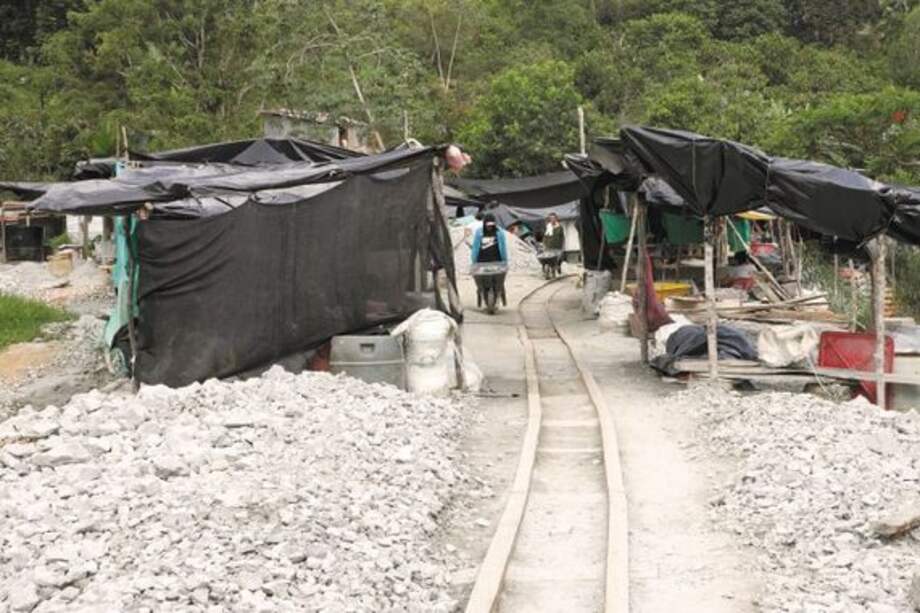 Entre Segovia y Remedios hay al menos 6.000 chatarreras que, ante la falta de reconocimiento por parte de la multinacional GCG, se asientan en las minas ancestrales que les permiten extraer de la basura el oro para subsistir.