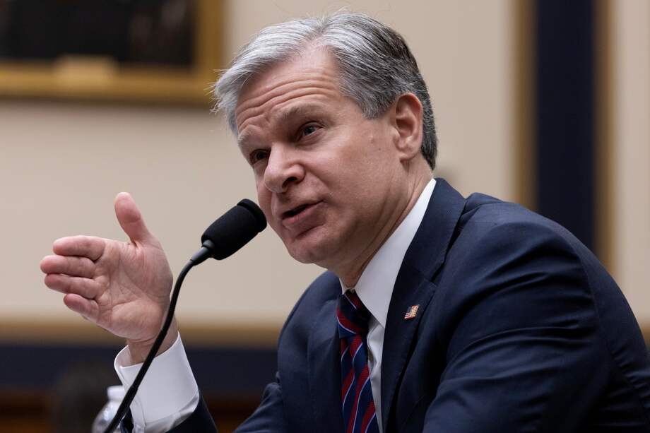 Christopher Wray hizo el anuncio de su renuncia durante un evento con agentes del FBI. “Debería ser obvio, pero lo diré de todos modos: esto no es fácil para mí”.