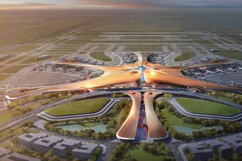 El Aeropuerto Internacional de Pekín-Daxing, inaugurado en 2019, su diseño se basa en una forma de estrella de mar y está inspirado en el concepto de "aeropuerto de una sola terminal". Esta estructura permite a los pasajeros moverse de manera más eficiente y reduce el tiempo de tránsito. Además, es conocido por su impresionante terminal de 700,000 metros cuadrados, que tiene el techo más alto del mundo para un aeropuerto.