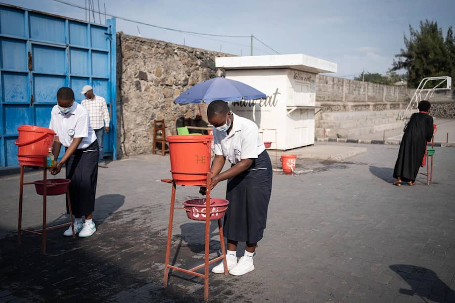 Unos estudiantes se lavan las manos como medida preventiva contra el ébola en el Instituto Mwanga de Goma, en Kivu del Norte, República Democrática del Congo, el 19 de mayo de 2026.