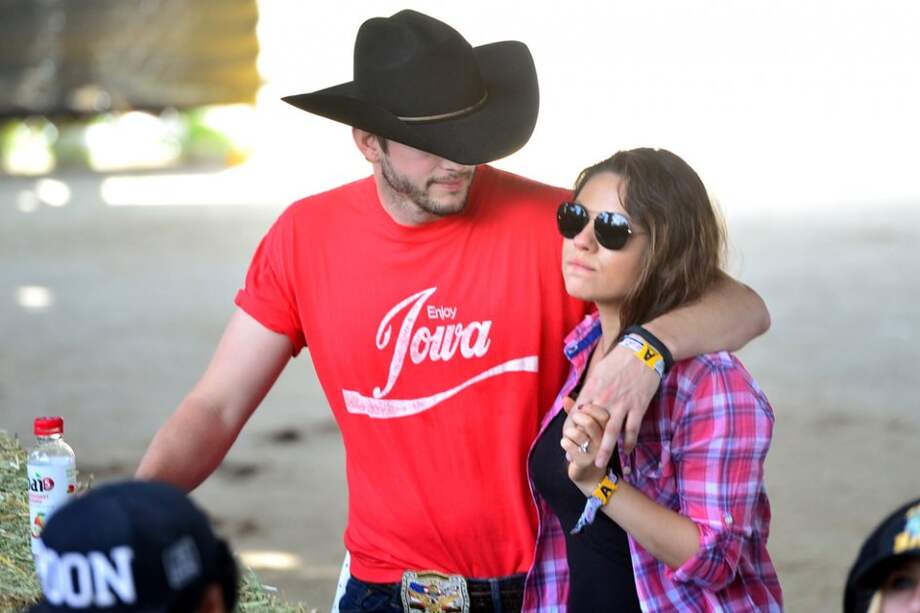 Ashton Kutcher y Mila Kunis. / AFP