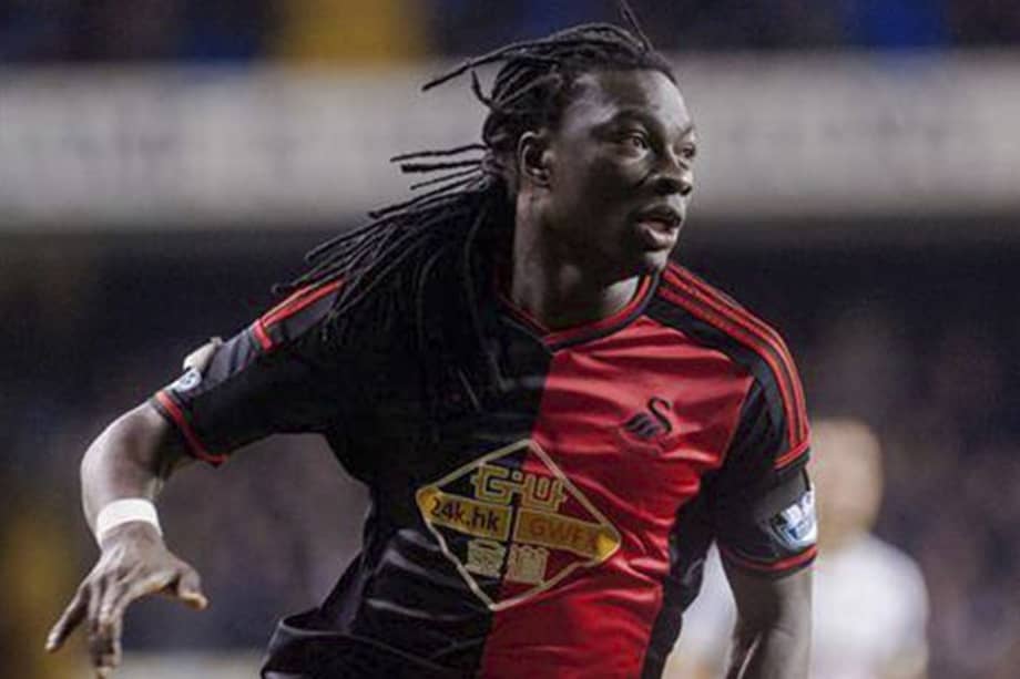 Bafetimbi Gomis, delantero del Swansea que se desmayó en White Hart Lane. Foto: AFP