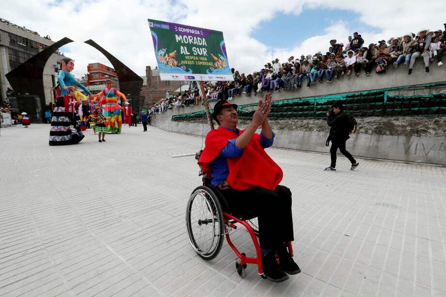 Heiman Jurado preside, en su silla de ruedas, el desfile de la comparsa "Morada al Sur" que tiene lugar en el Desfile Magno del Carnaval de Negros y Blancos, en Pasto. / EFE