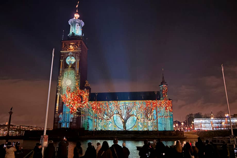 Vista de la obra que se proyecta y se escucha en el edificio del Ayuntamiento de Estocolmo. Su título es “Pro Pace" (Por la Paz) y homenajea a una selección de galardonados con el premio Nobel de la Paz, como la Cruz Roja, Narges Mohammadi, el XIV Dalái Lama, o el Grupo Intergubernamental de Expertos sobre el Cambio Climático de la ONU.