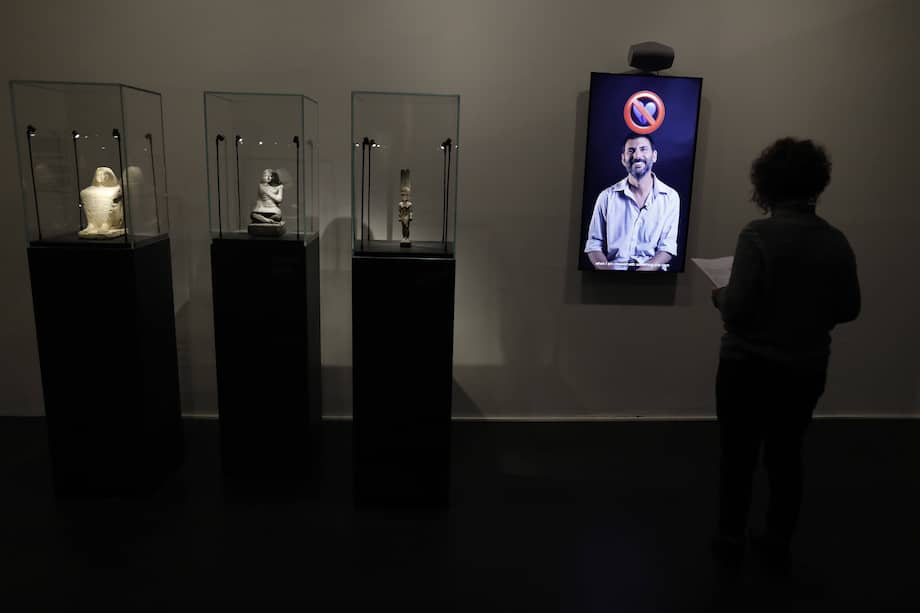 Los emojis bastan para definir una idea, un sentimiento o un objeto y no tienen por qué acumularse para formar una frase. / Menahem Kahana AFP