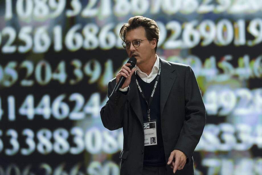 Johnny Deep en una conferencia, conversando con el público sobre su rol en ‘Trascendence’. / Warner Bros