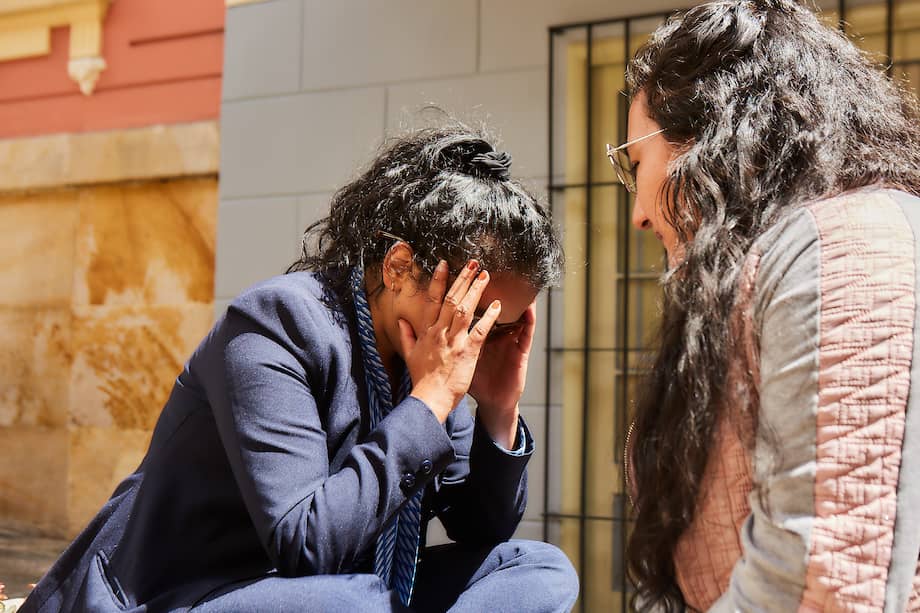 Desde la escucha hasta la acción: guía para ayudar a personas en crisis emocional.