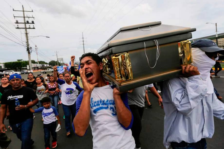 Un grupo de nicaragüenses llora la muerte de un estudiante fallecido durante las protestas en Nicaragua. / AFP
